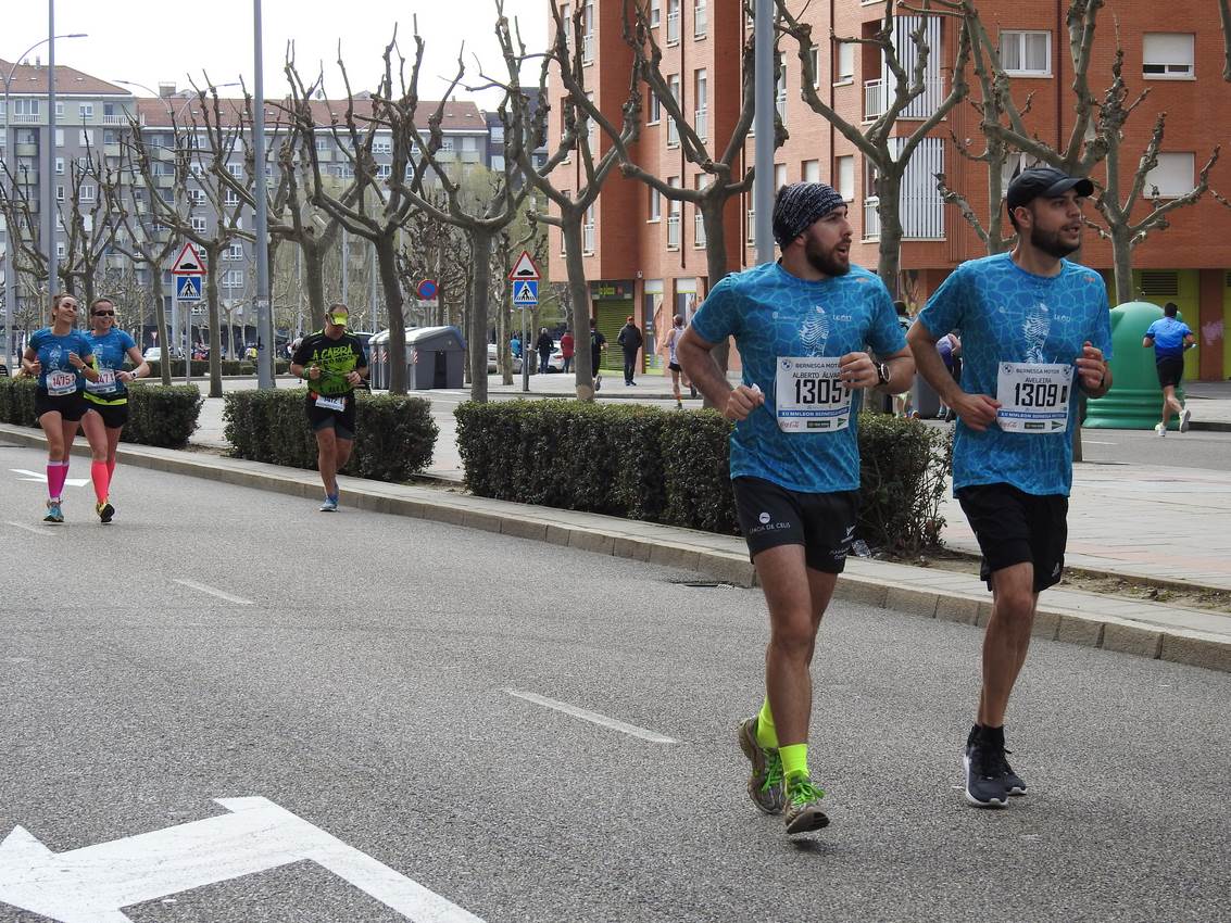 Los corredores han participado en esta prueba que recorre 21 kilómetros por la ciudad de León.