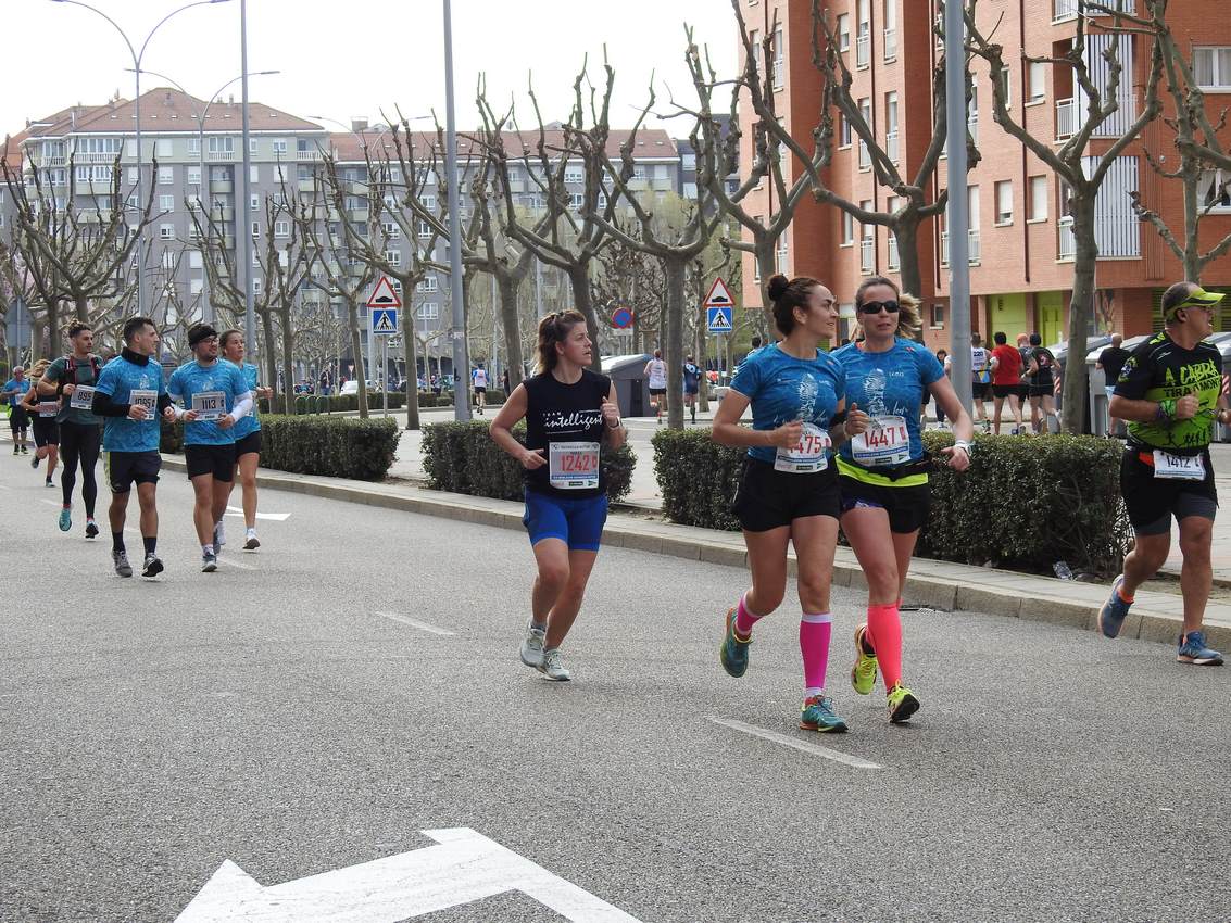 Los corredores han participado en esta prueba que recorre 21 kilómetros por la ciudad de León.