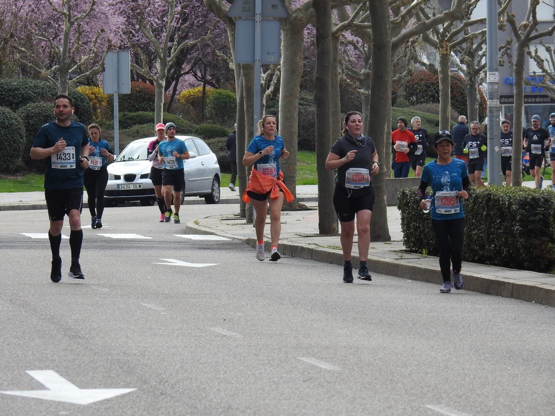 Los corredores han participado en esta prueba que recorre 21 kilómetros por la ciudad de León.