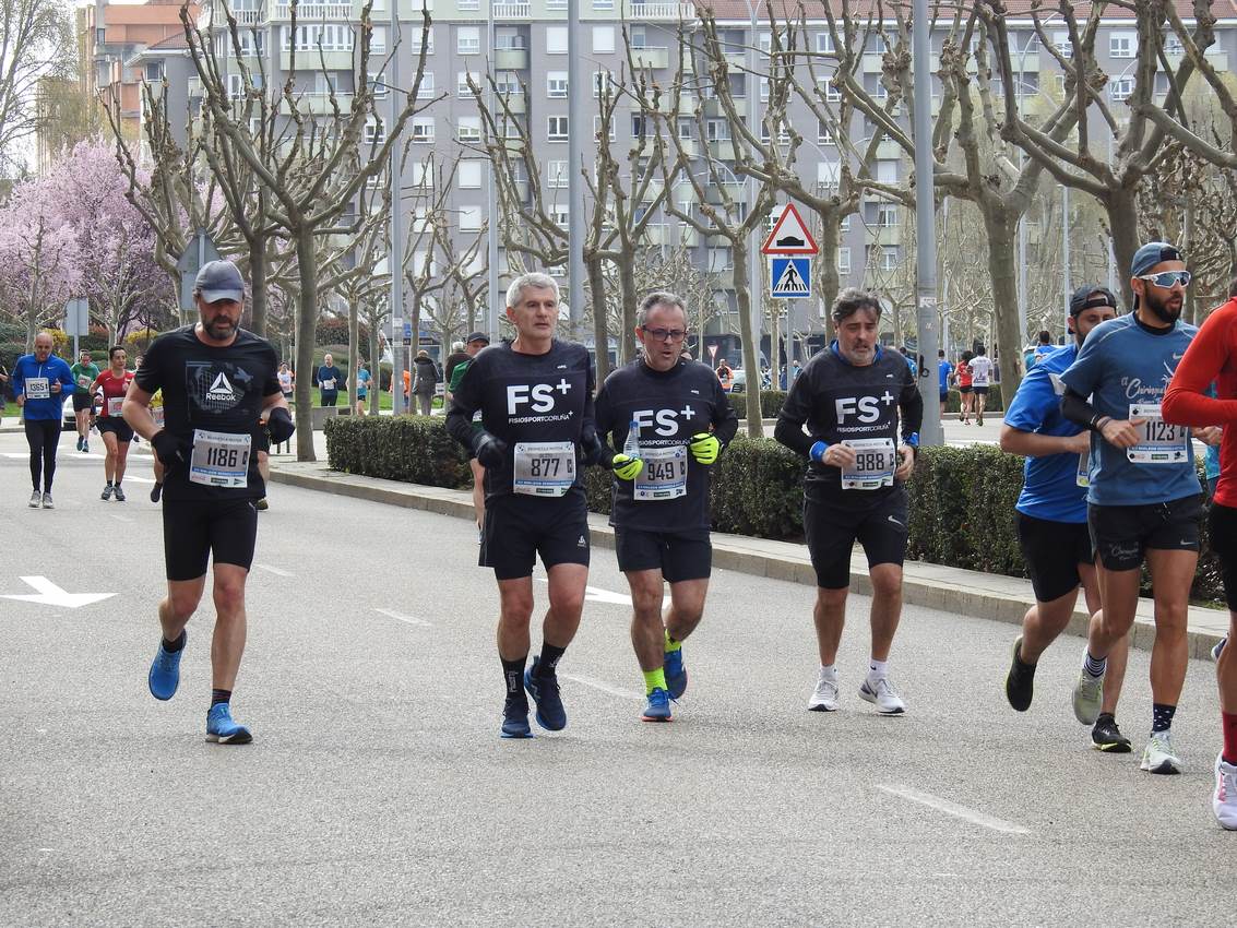 Los corredores han participado en esta prueba que recorre 21 kilómetros por la ciudad de León.