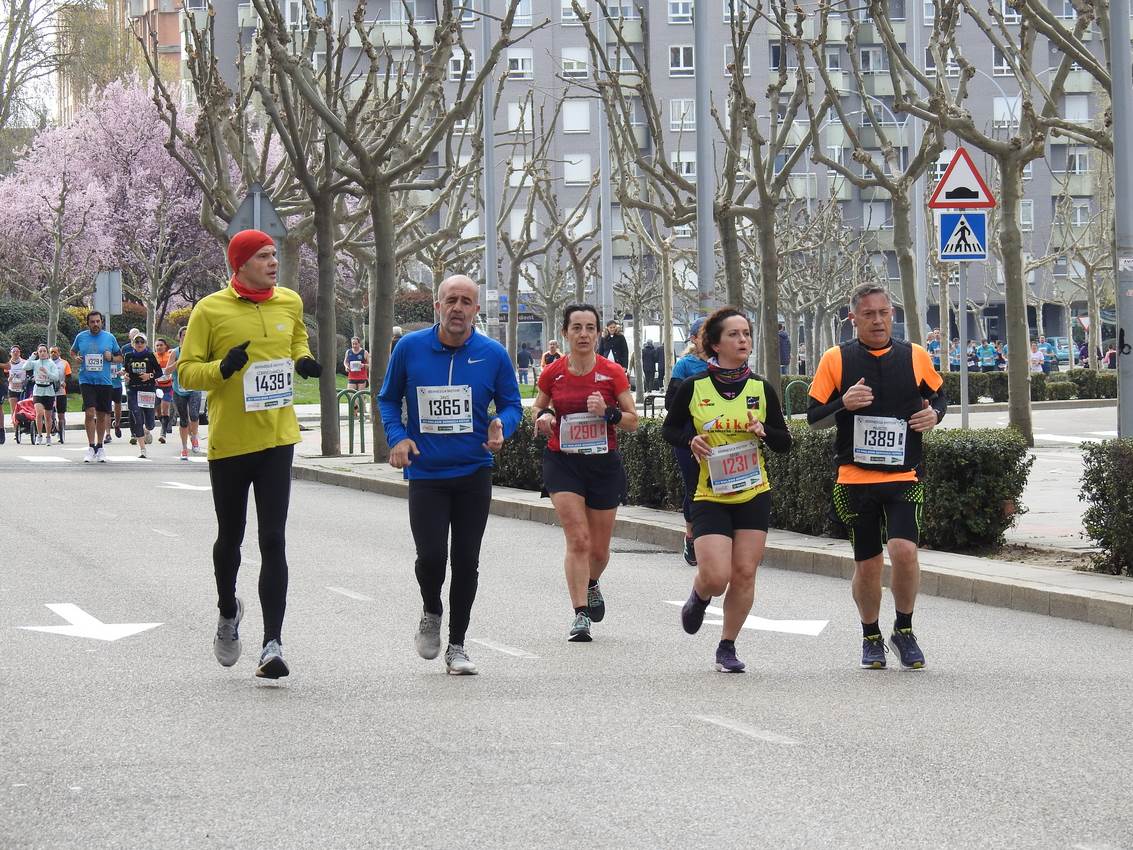 Los corredores han participado en esta prueba que recorre 21 kilómetros por la ciudad de León.