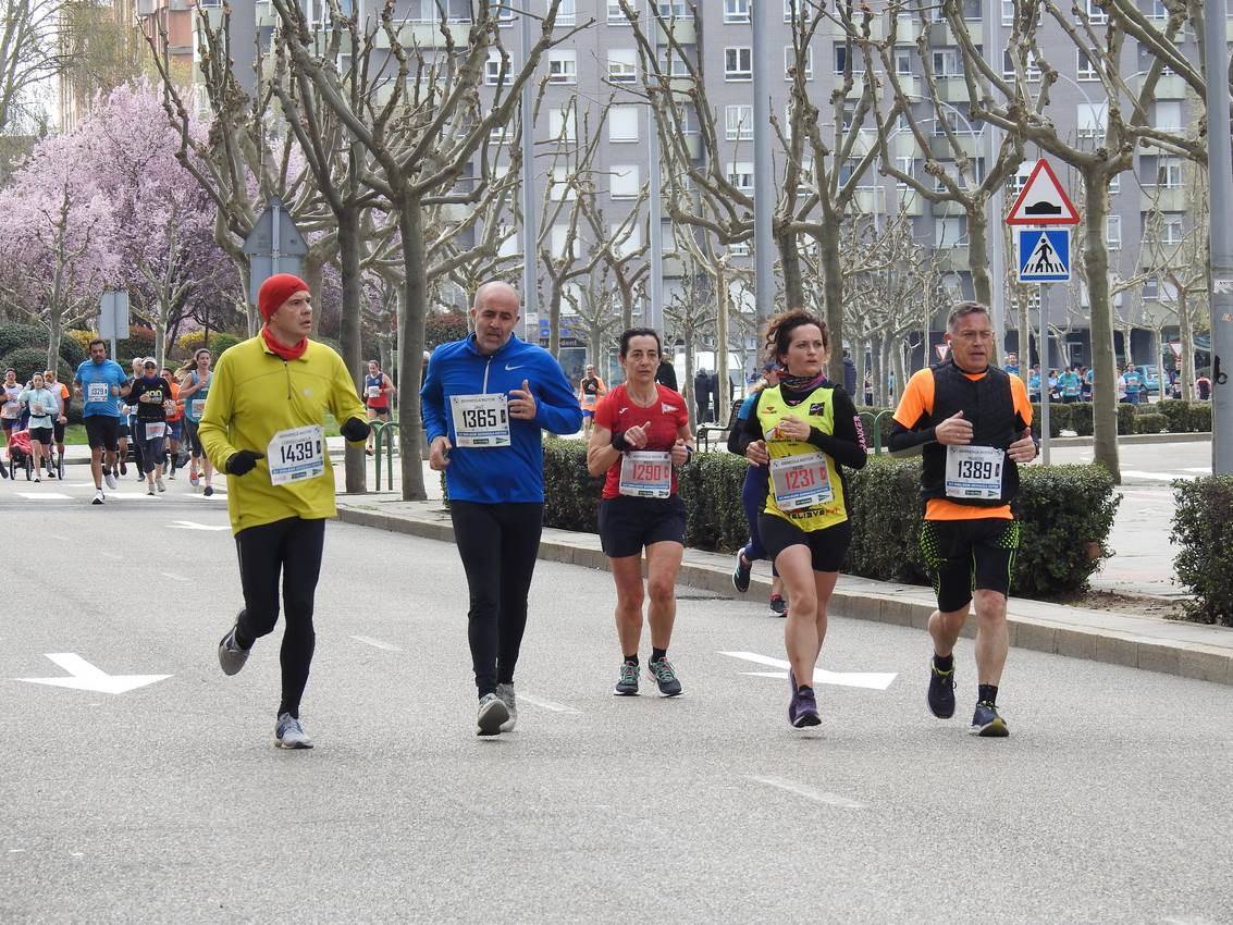 Los corredores han participado en esta prueba que recorre 21 kilómetros por la ciudad de León.