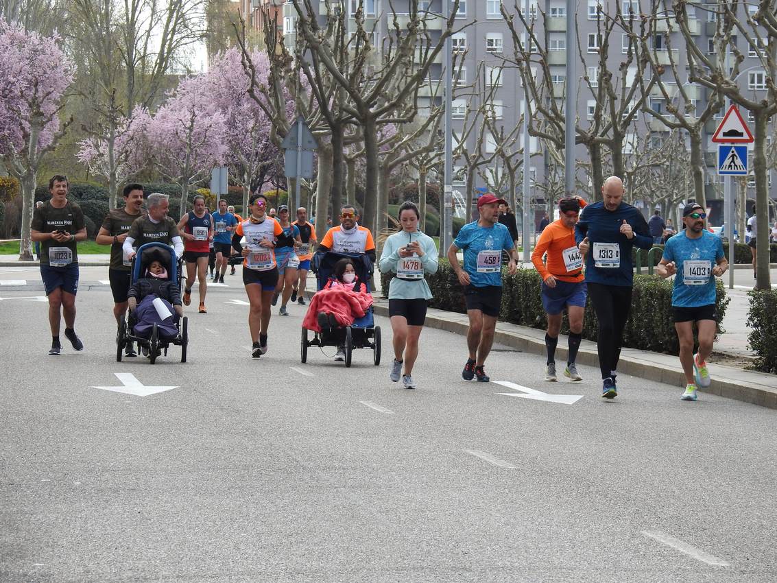 Los corredores han participado en esta prueba que recorre 21 kilómetros por la ciudad de León.