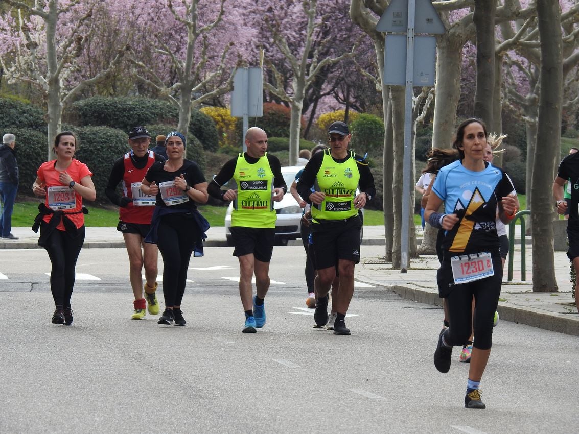 Los corredores han participado en esta prueba que recorre 21 kilómetros por la ciudad de León.