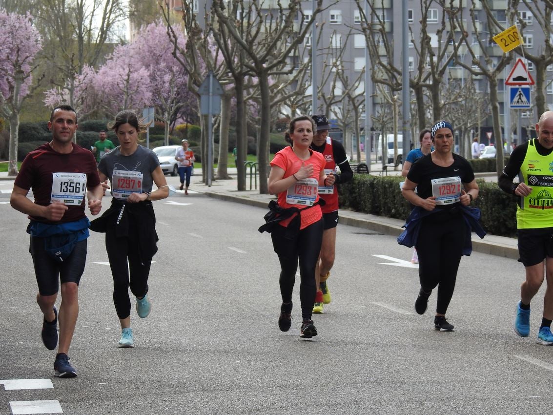 Los corredores han participado en esta prueba que recorre 21 kilómetros por la ciudad de León.