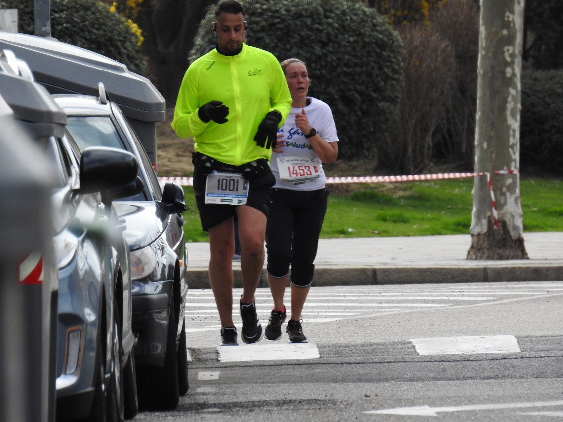 Los corredores han participado en esta prueba que recorre 21 kilómetros por la ciudad de León.