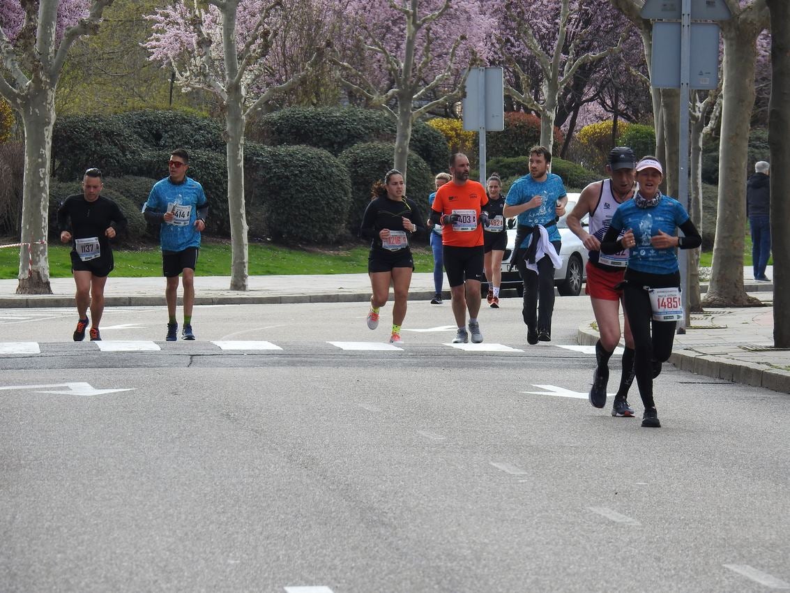 Los corredores han participado en esta prueba que recorre 21 kilómetros por la ciudad de León.