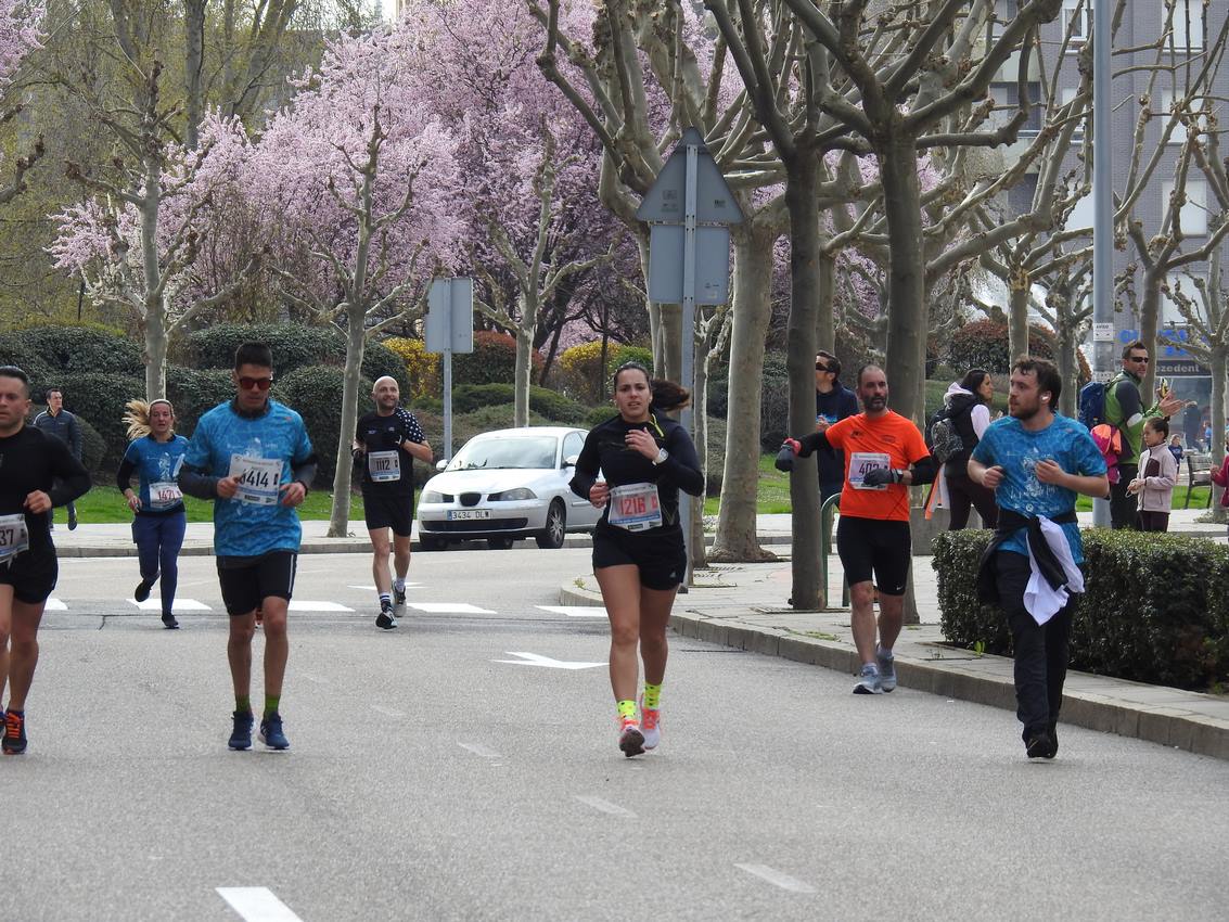 Los corredores han participado en esta prueba que recorre 21 kilómetros por la ciudad de León.