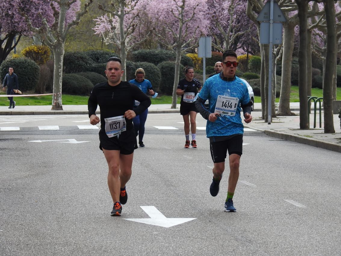 Los corredores han participado en esta prueba que recorre 21 kilómetros por la ciudad de León.