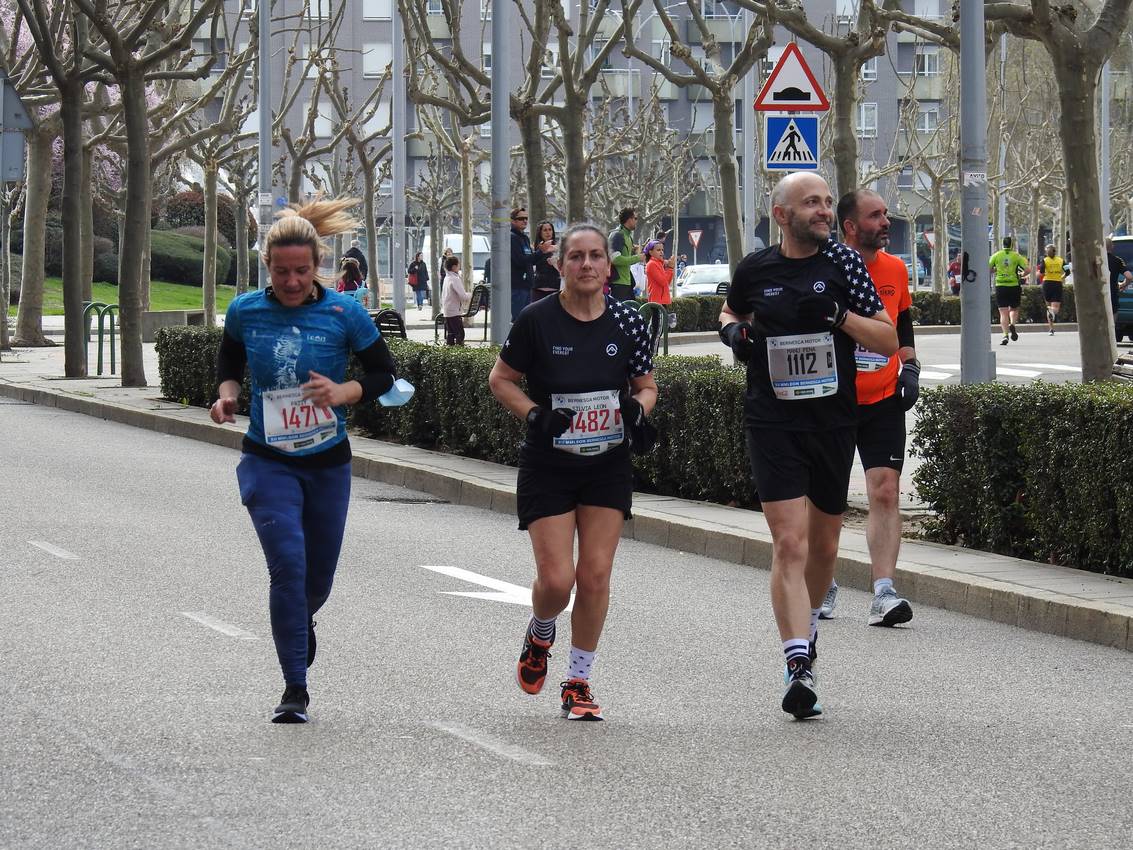 Los corredores han participado en esta prueba que recorre 21 kilómetros por la ciudad de León.