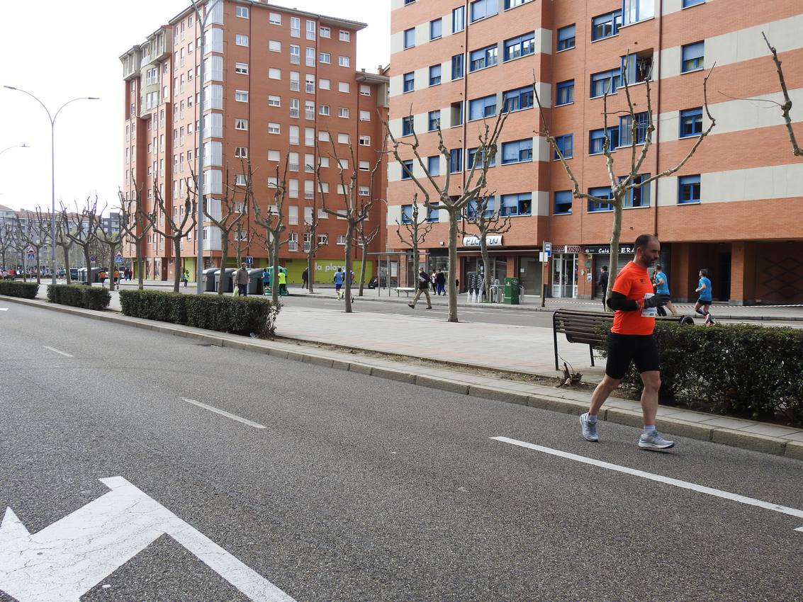 Los corredores han participado en esta prueba que recorre 21 kilómetros por la ciudad de León.