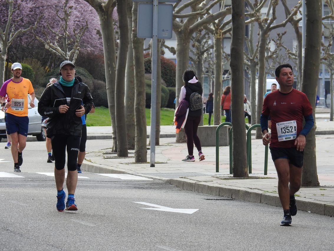 Los corredores han participado en esta prueba que recorre 21 kilómetros por la ciudad de León.