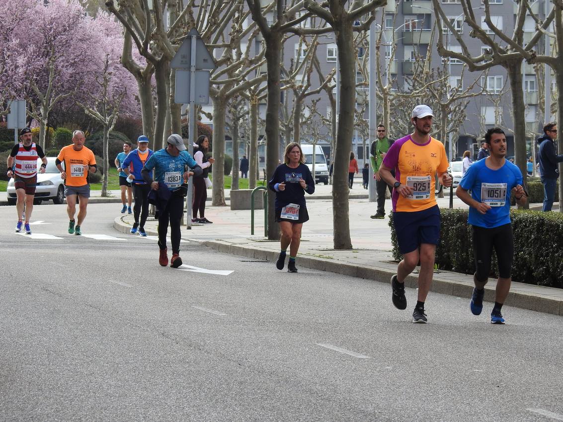 Los corredores han participado en esta prueba que recorre 21 kilómetros por la ciudad de León.