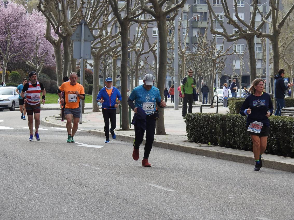 Los corredores han participado en esta prueba que recorre 21 kilómetros por la ciudad de León.