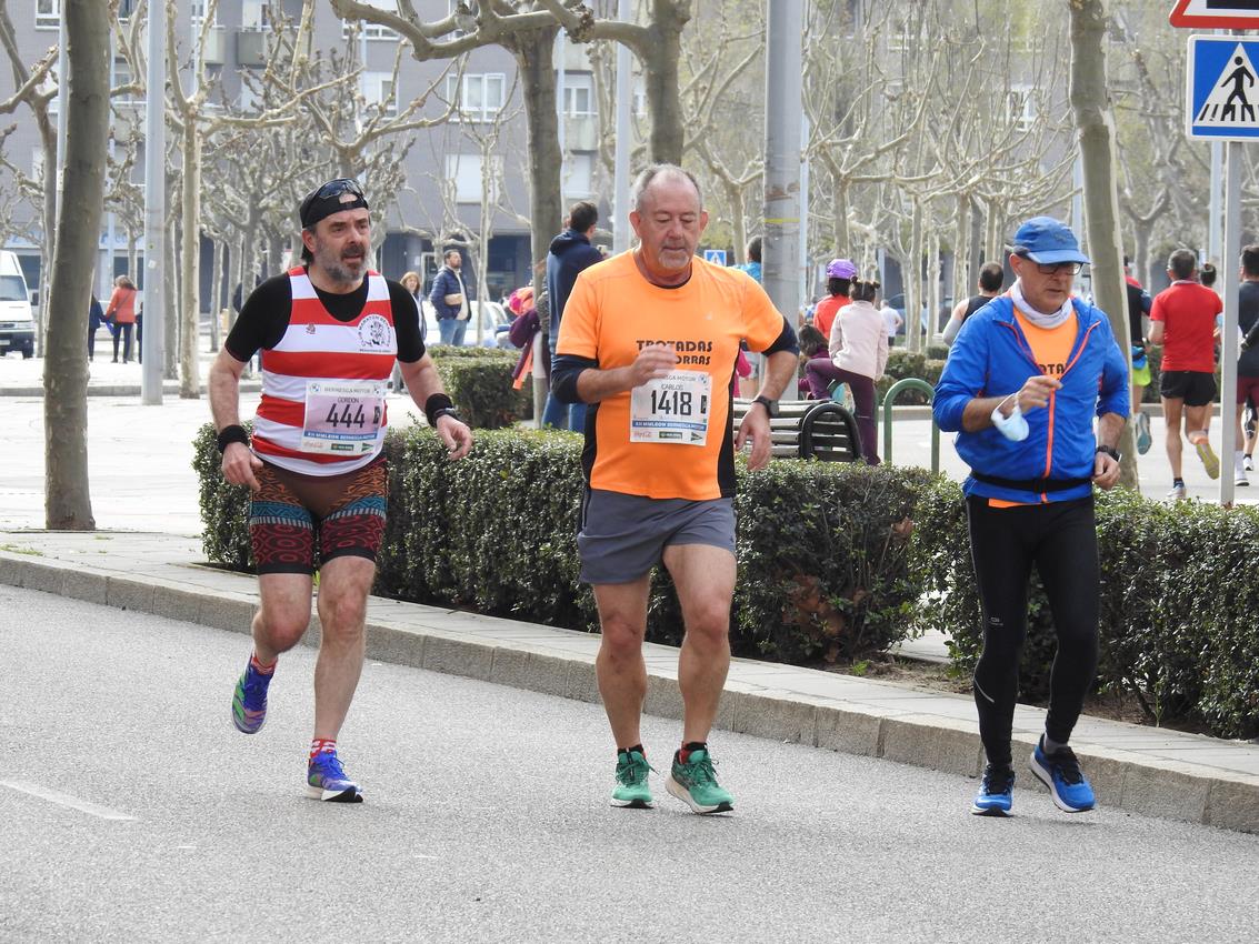 Los corredores han participado en esta prueba que recorre 21 kilómetros por la ciudad de León.