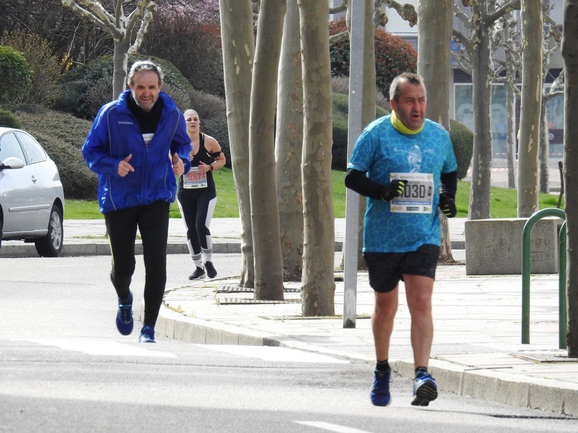 Los corredores han participado en esta prueba que recorre 21 kilómetros por la ciudad de León.