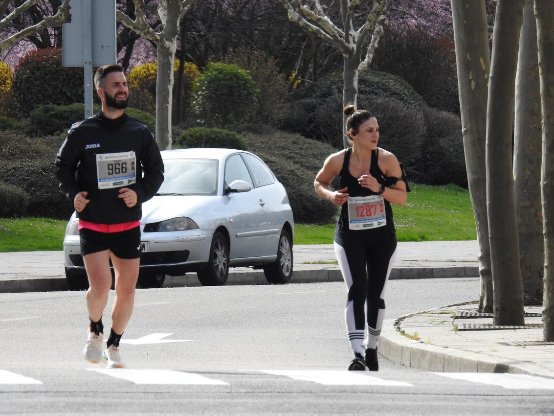 Los corredores han participado en esta prueba que recorre 21 kilómetros por la ciudad de León.