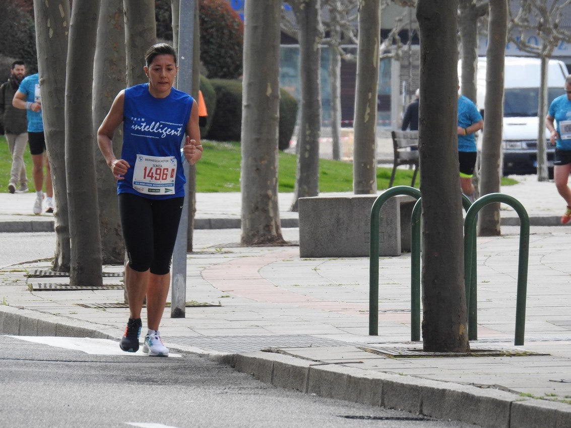 Los corredores han participado en esta prueba que recorre 21 kilómetros por la ciudad de León.