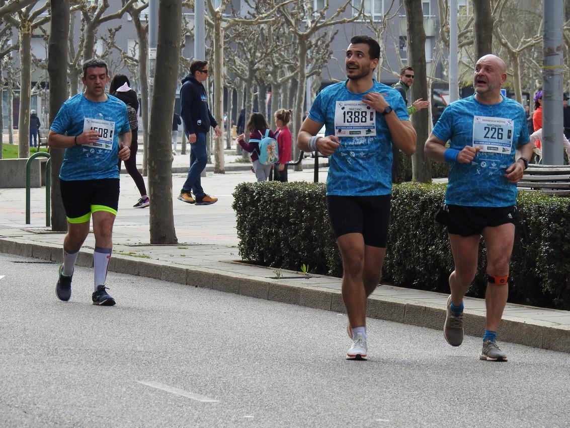 Los corredores han participado en esta prueba que recorre 21 kilómetros por la ciudad de León.