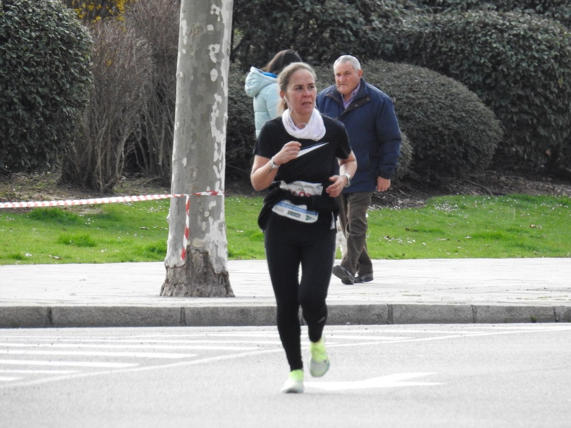 Los corredores han participado en esta prueba que recorre 21 kilómetros por la ciudad de León.