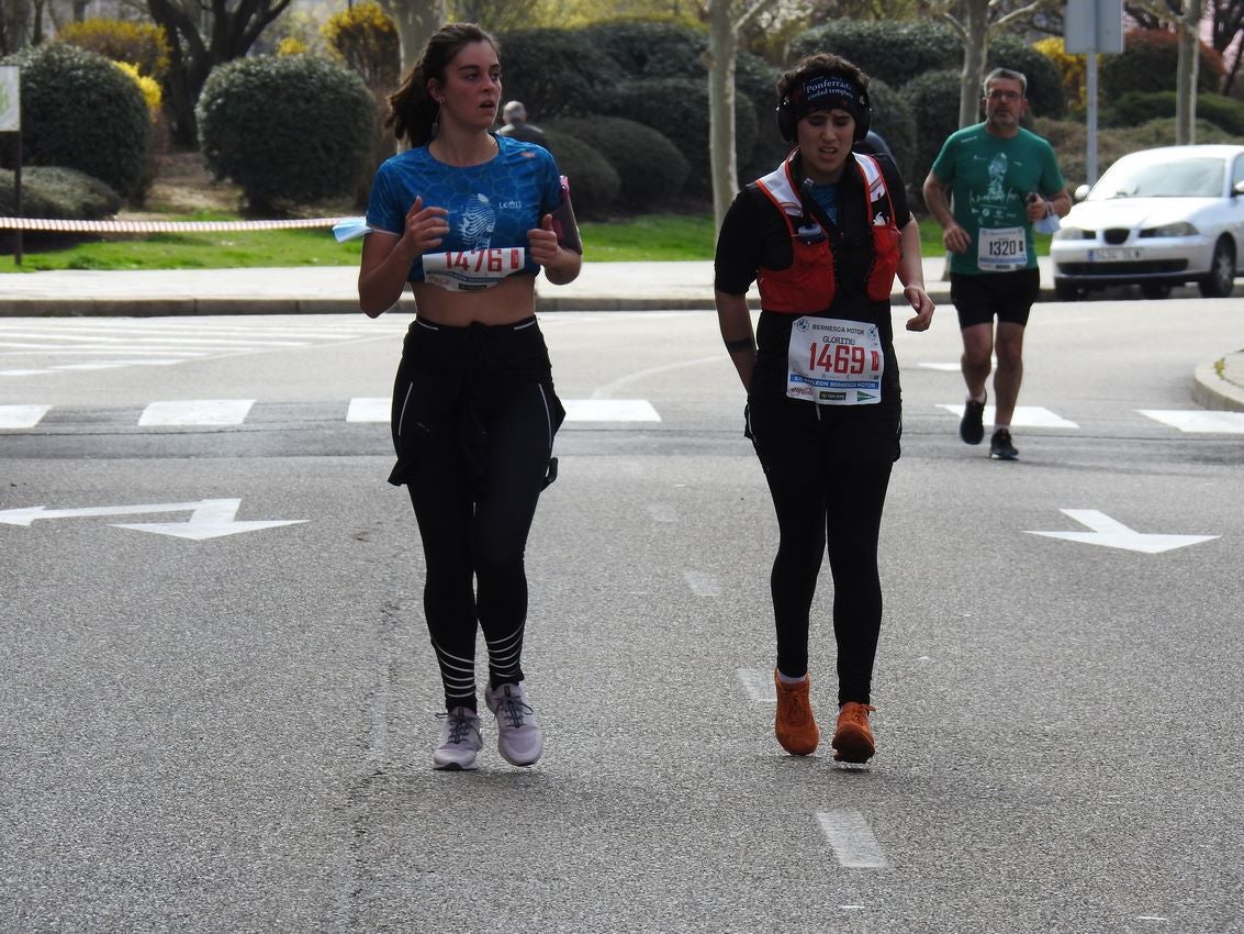 Los corredores han participado en esta prueba que recorre 21 kilómetros por la ciudad de León.