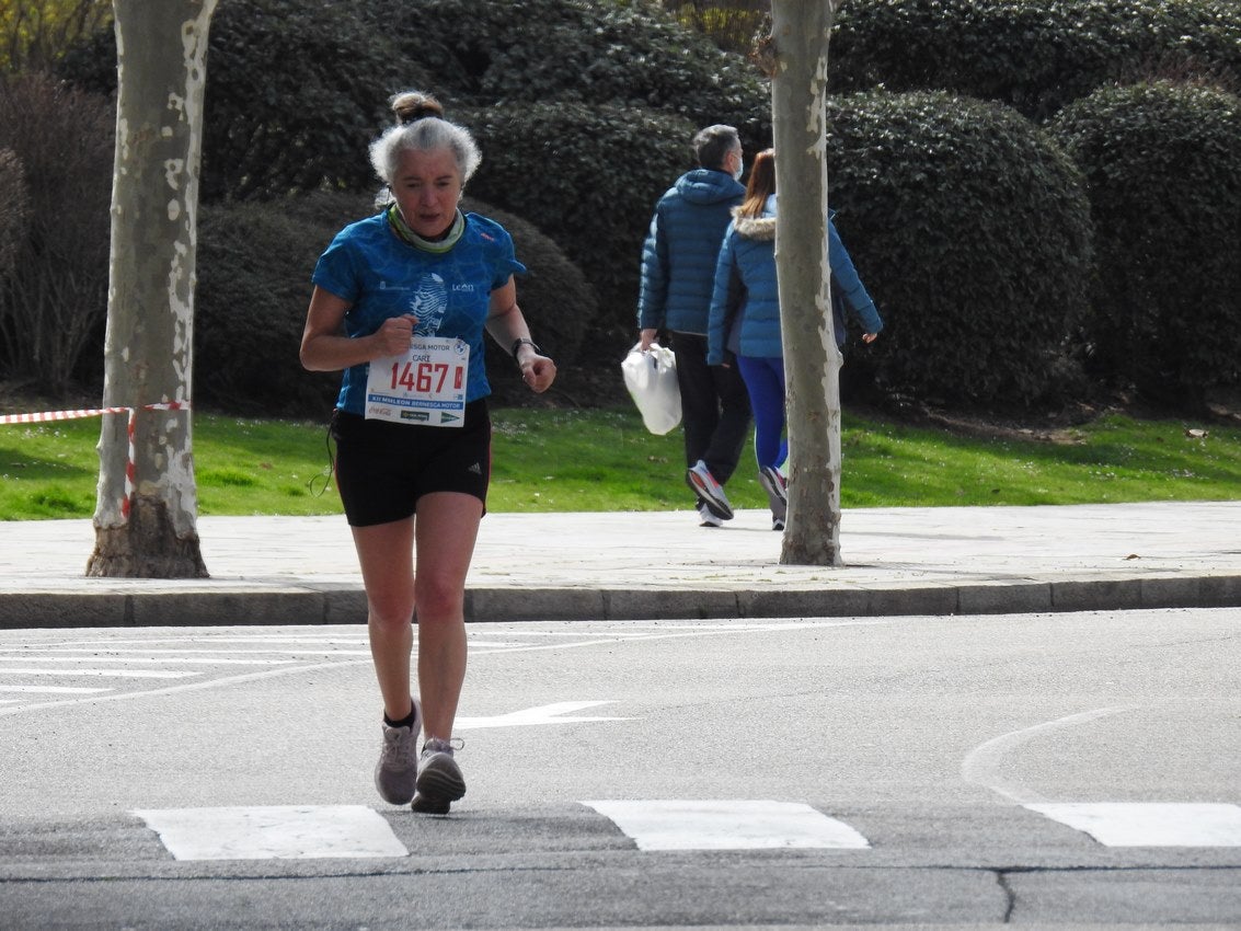 Los corredores han participado en esta prueba que recorre 21 kilómetros por la ciudad de León.