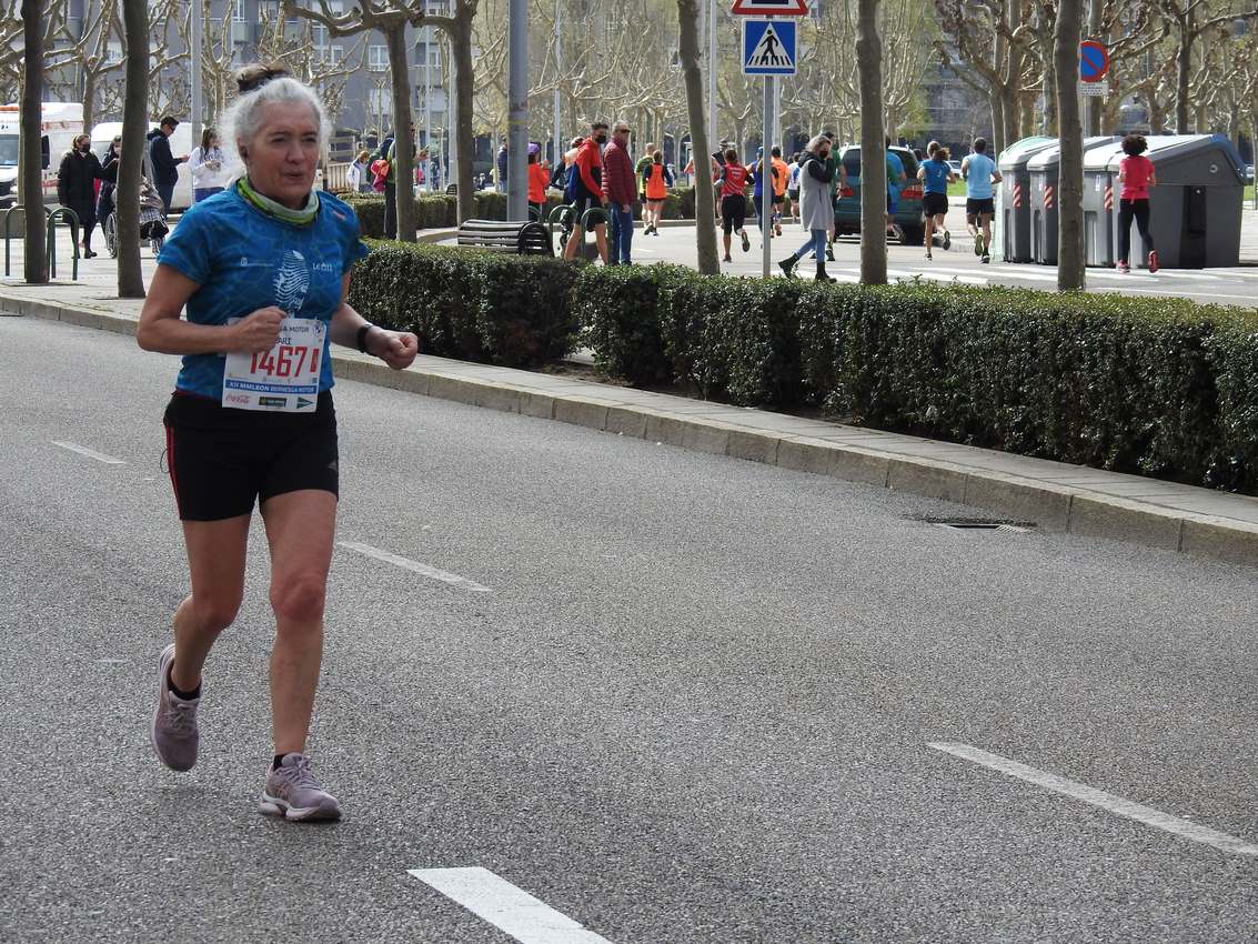 Los corredores han participado en esta prueba que recorre 21 kilómetros por la ciudad de León.