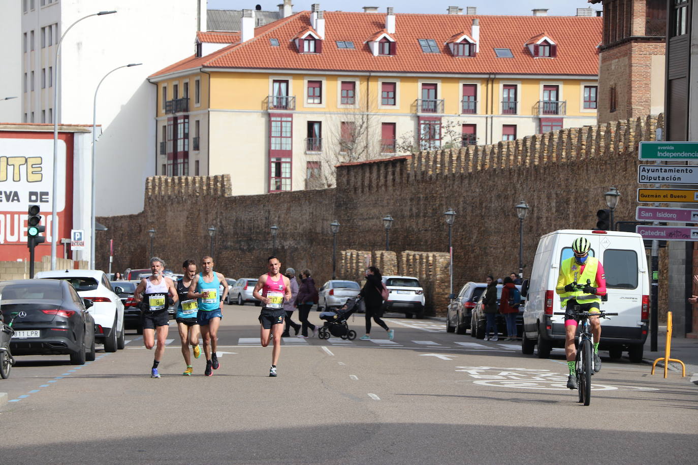 Últimos metros antes de afrontar la recta final, con los corredores buscando los mejores puestos.