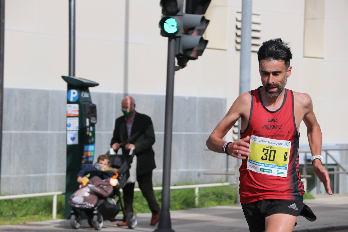 Últimos metros antes de afrontar la recta final, con los corredores buscando los mejores puestos.