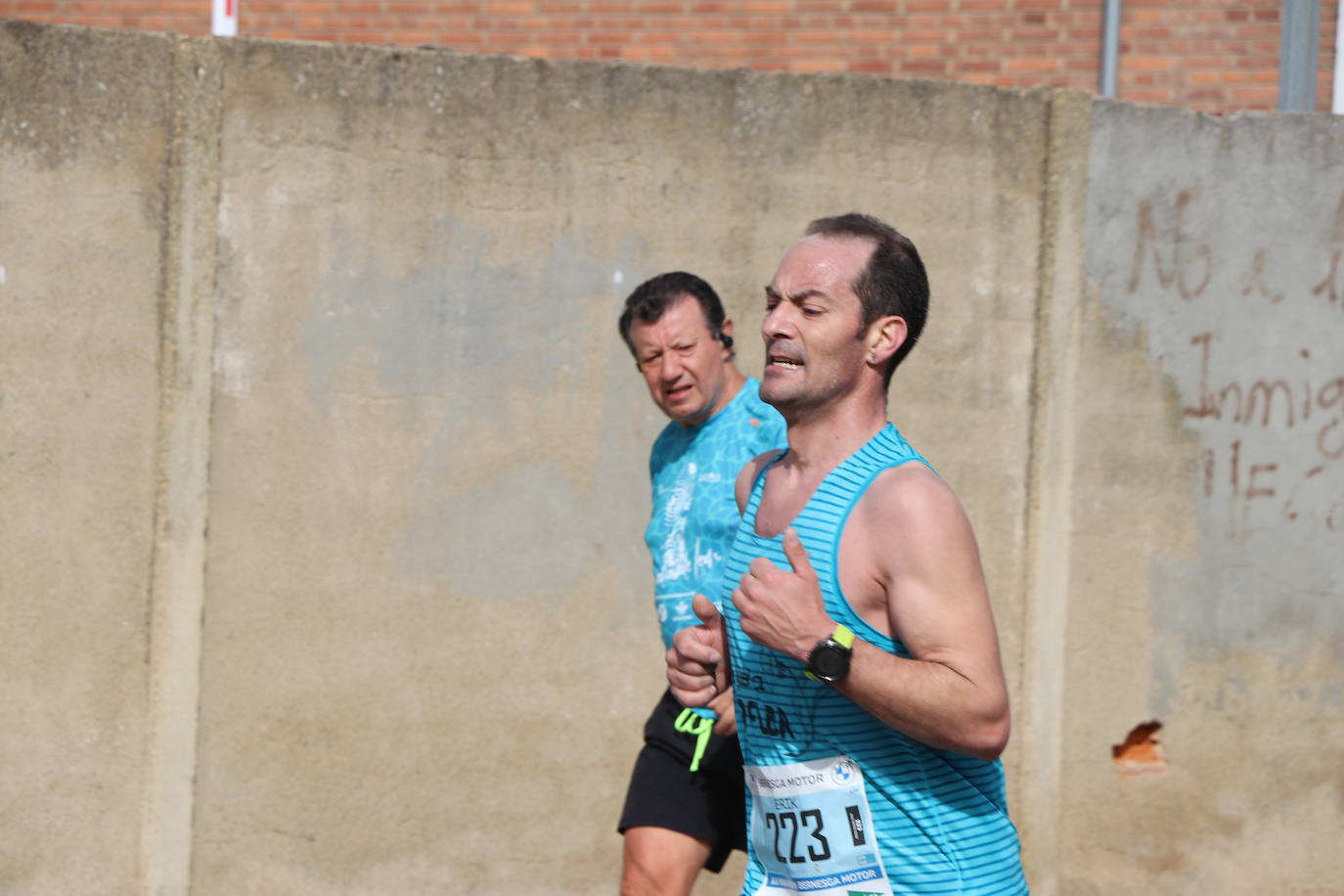 Últimos metros antes de afrontar la recta final, con los corredores buscando los mejores puestos.