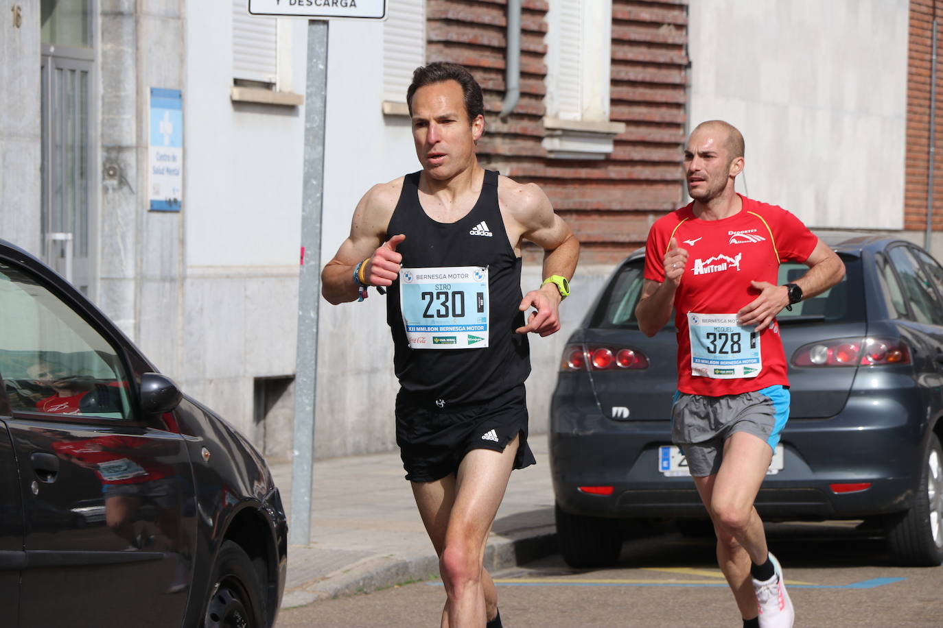 Últimos metros antes de afrontar la recta final, con los corredores buscando los mejores puestos.