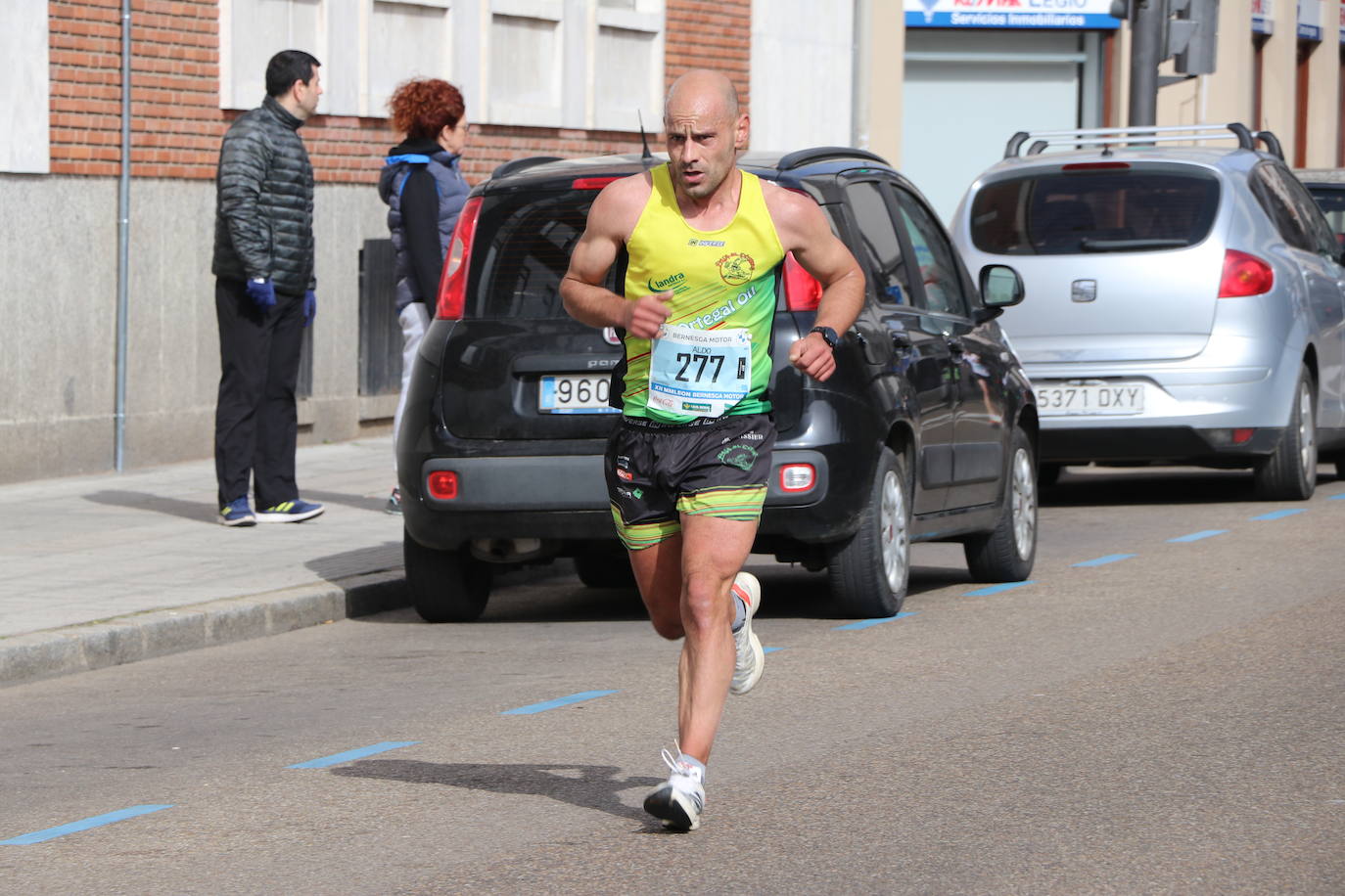 Últimos metros antes de afrontar la recta final, con los corredores buscando los mejores puestos.