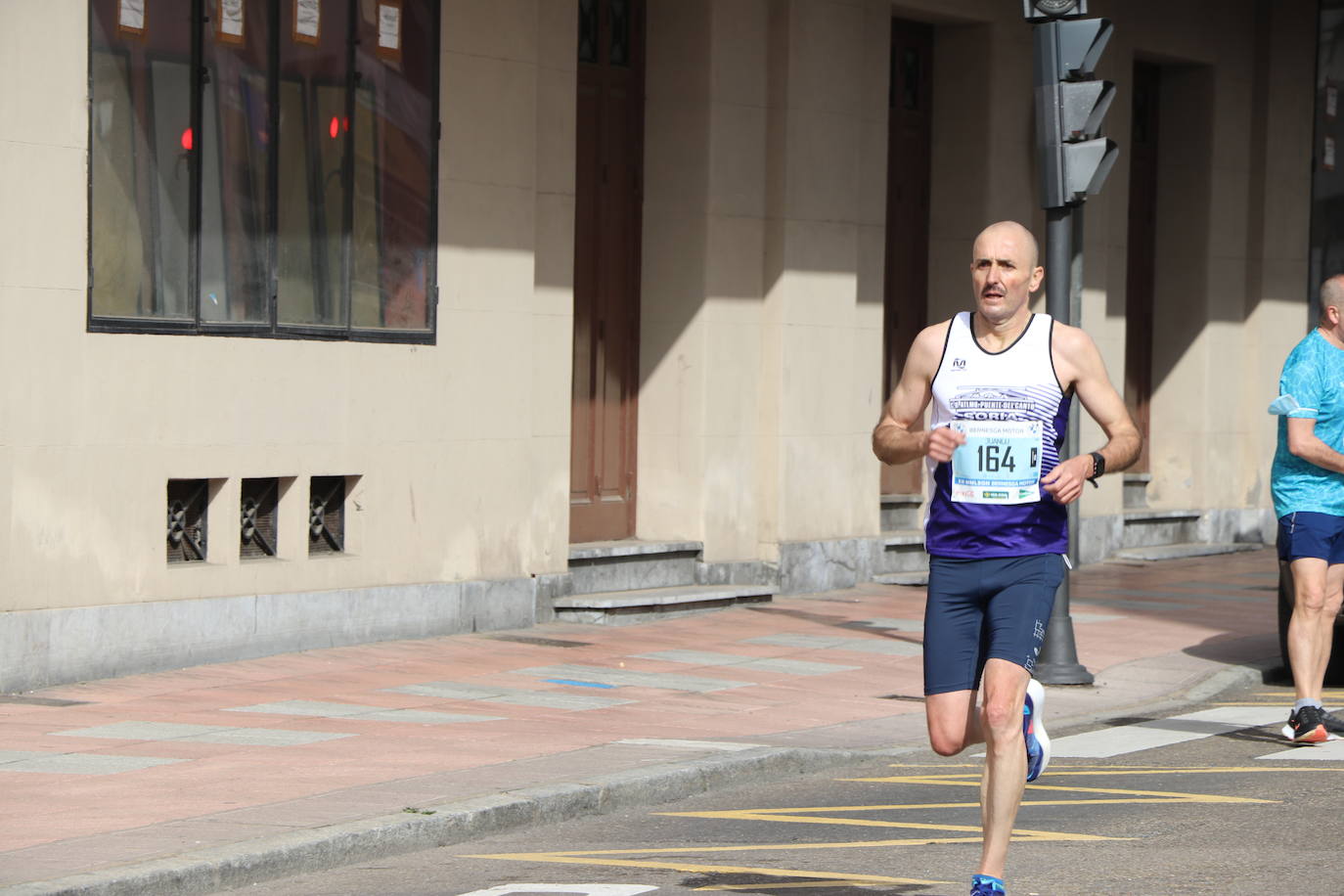 Últimos metros antes de afrontar la recta final, con los corredores buscando los mejores puestos.