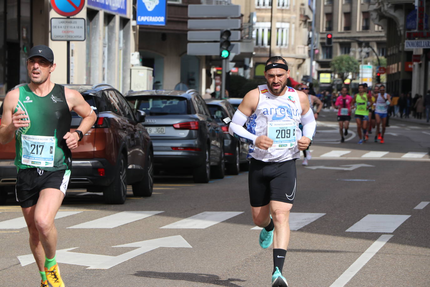 Últimos metros antes de afrontar la recta final, con los corredores buscando los mejores puestos.