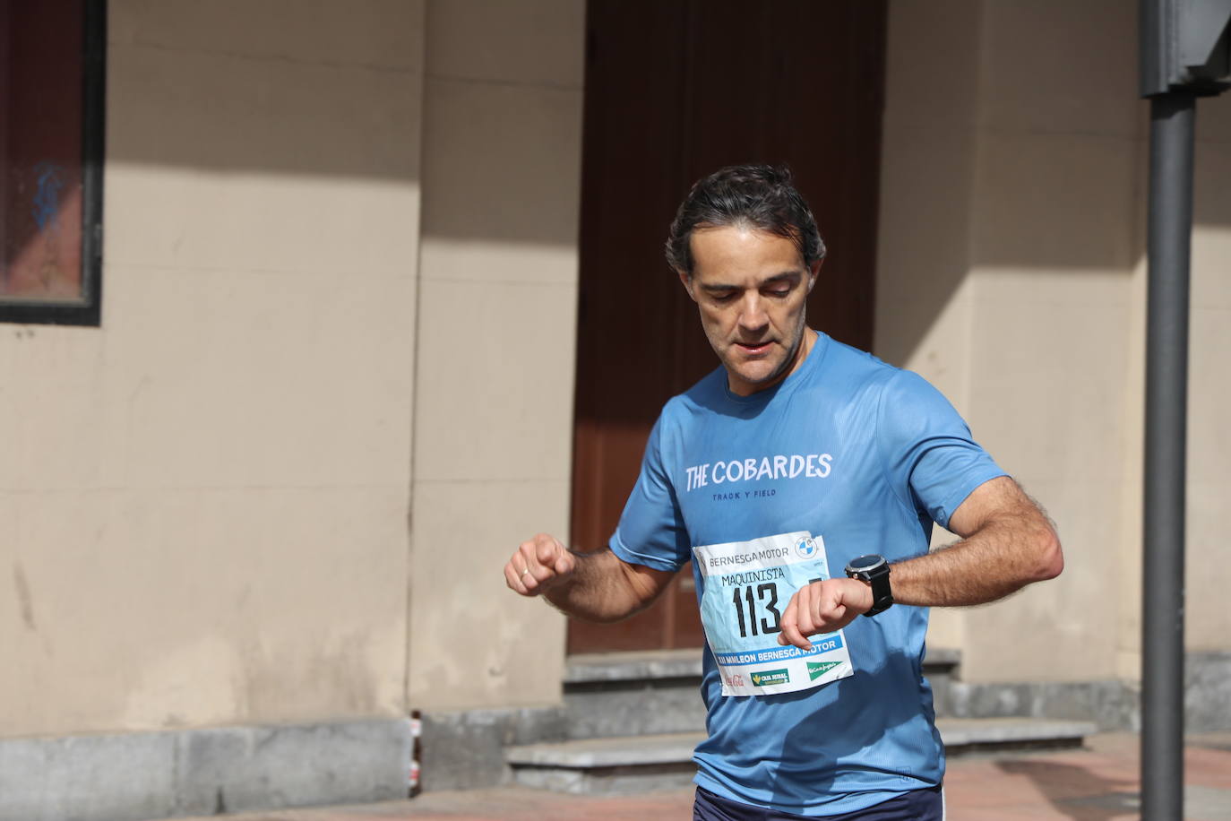Últimos metros antes de afrontar la recta final, con los corredores buscando los mejores puestos.