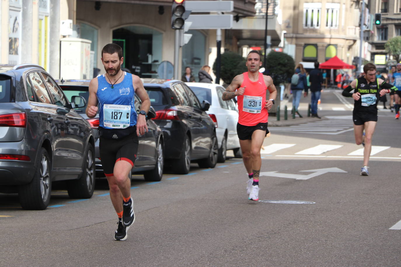 Últimos metros antes de afrontar la recta final, con los corredores buscando los mejores puestos.
