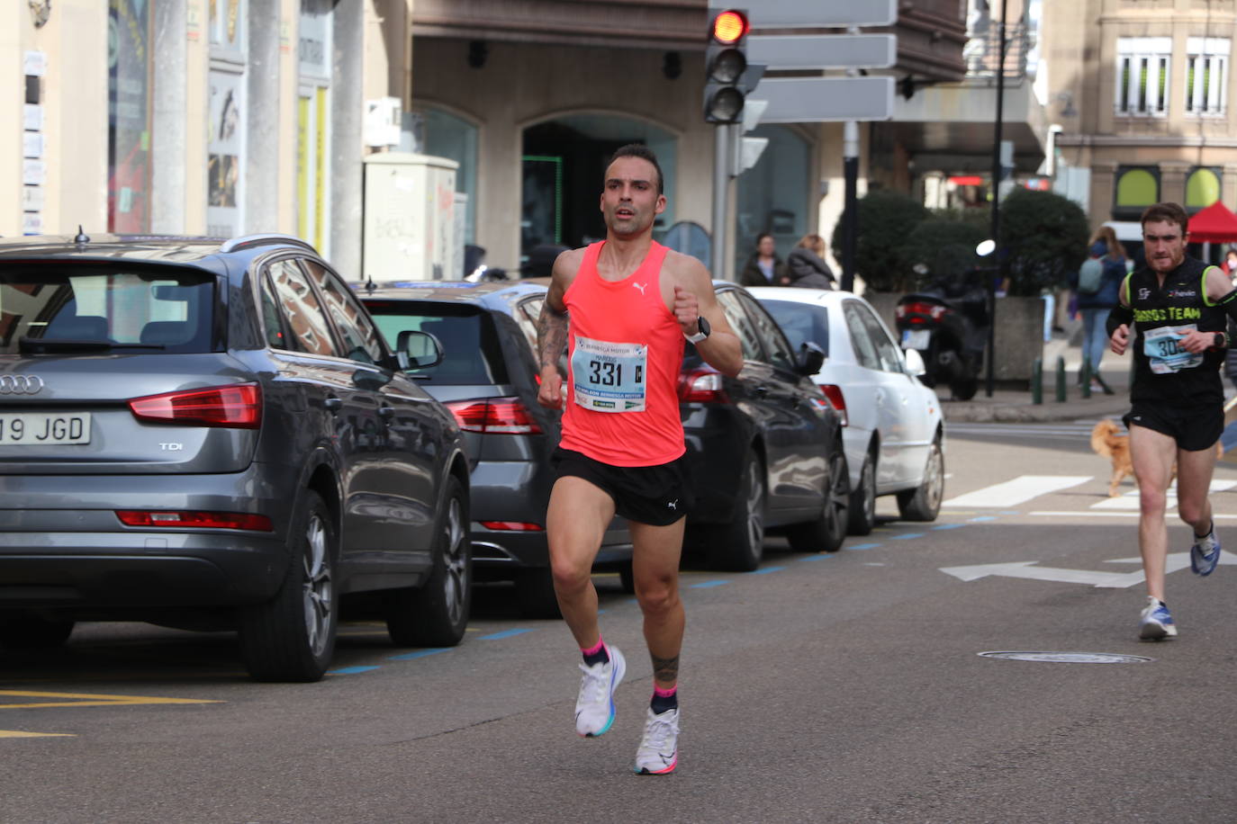 Últimos metros antes de afrontar la recta final, con los corredores buscando los mejores puestos.