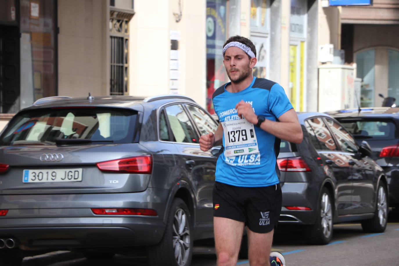Últimos metros antes de afrontar la recta final, con los corredores buscando los mejores puestos.
