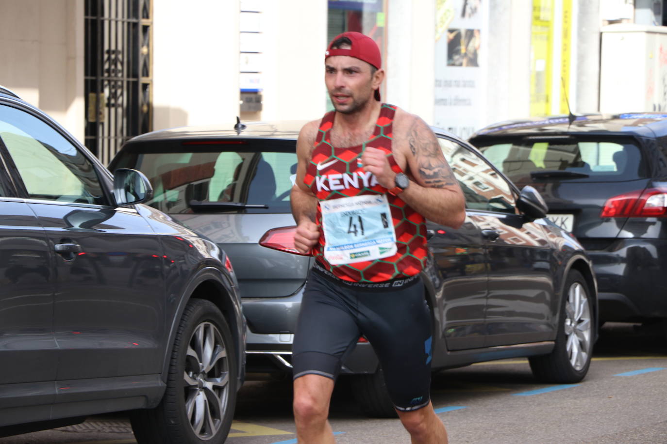 Últimos metros antes de afrontar la recta final, con los corredores buscando los mejores puestos.