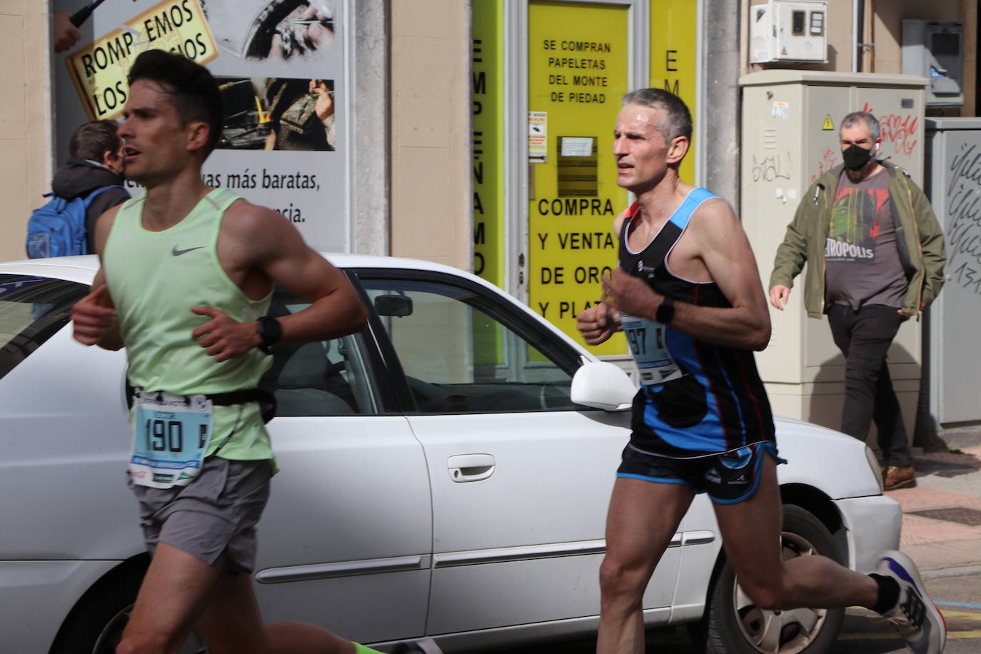 Últimos metros antes de afrontar la recta final, con los corredores buscando los mejores puestos.