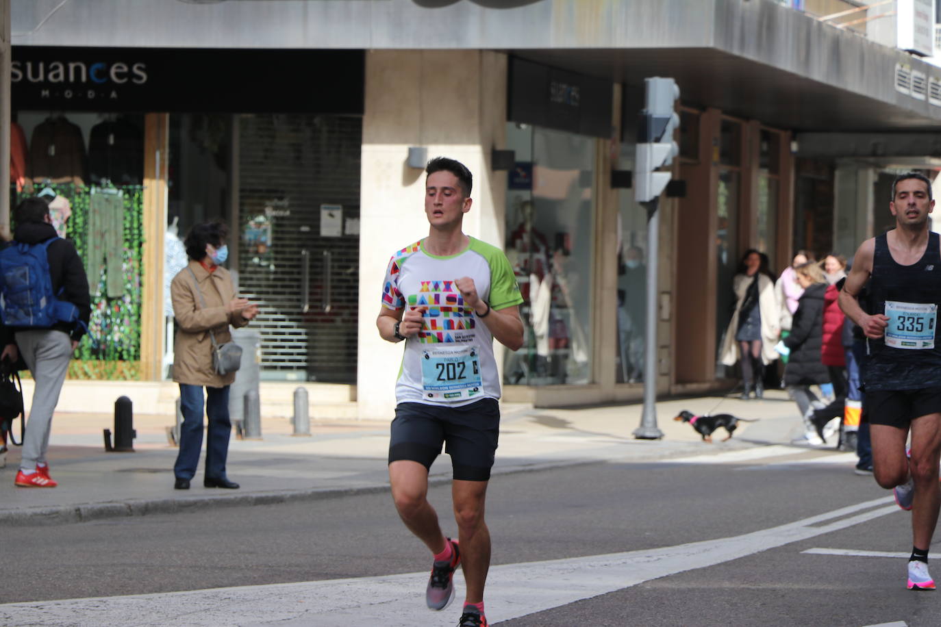Últimos metros antes de afrontar la recta final, con los corredores buscando los mejores puestos.