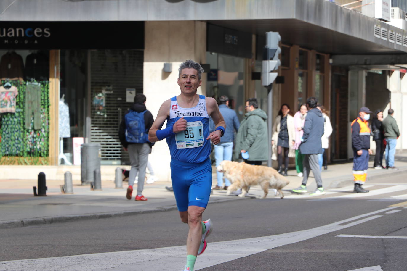Últimos metros antes de afrontar la recta final, con los corredores buscando los mejores puestos.