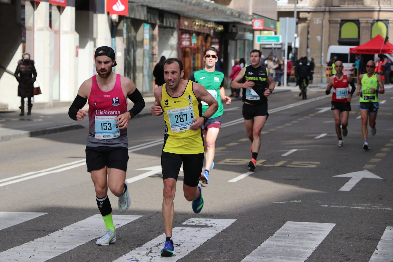 Últimos metros antes de afrontar la recta final, con los corredores buscando los mejores puestos.