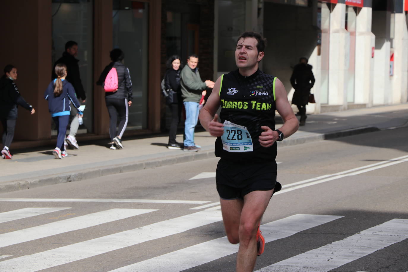 Últimos metros antes de afrontar la recta final, con los corredores buscando los mejores puestos.