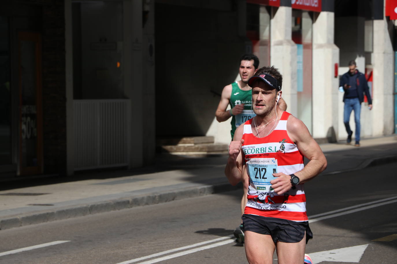 Últimos metros antes de afrontar la recta final, con los corredores buscando los mejores puestos.
