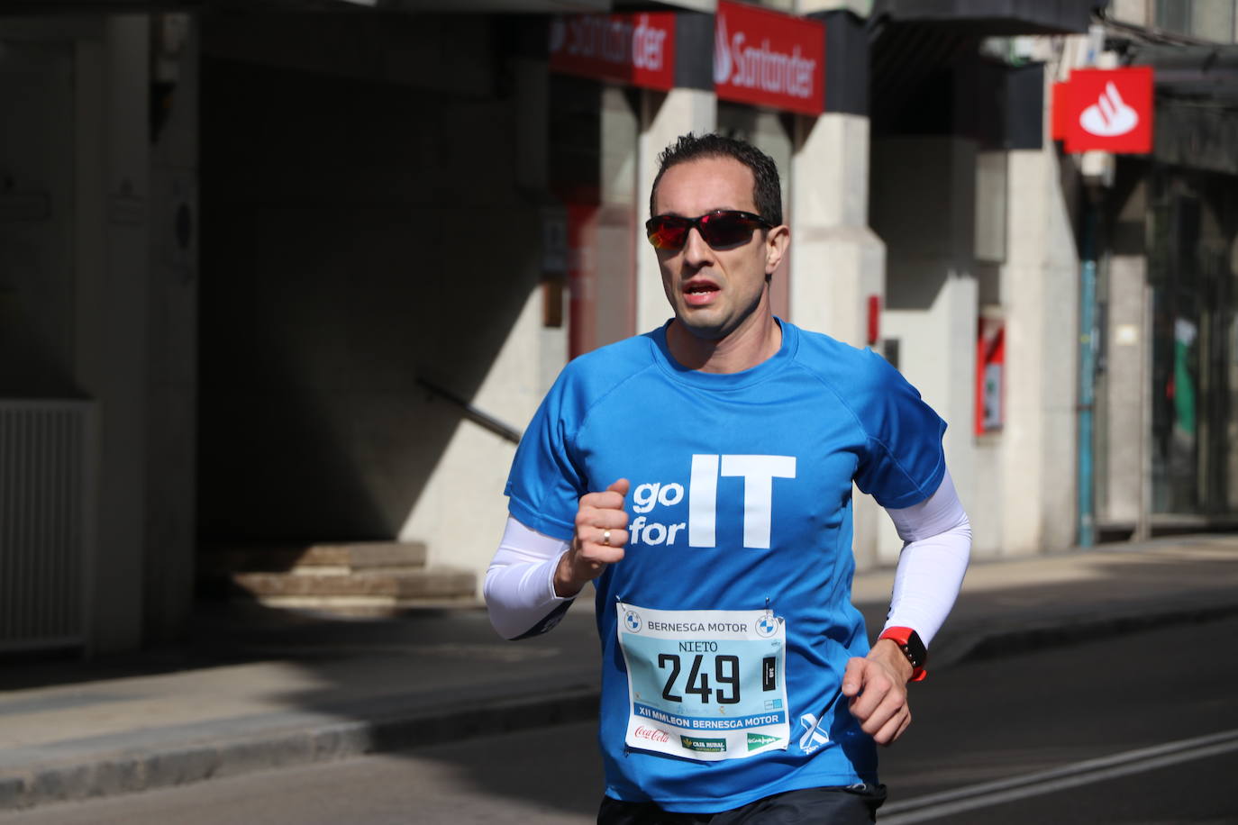 Últimos metros antes de afrontar la recta final, con los corredores buscando los mejores puestos.