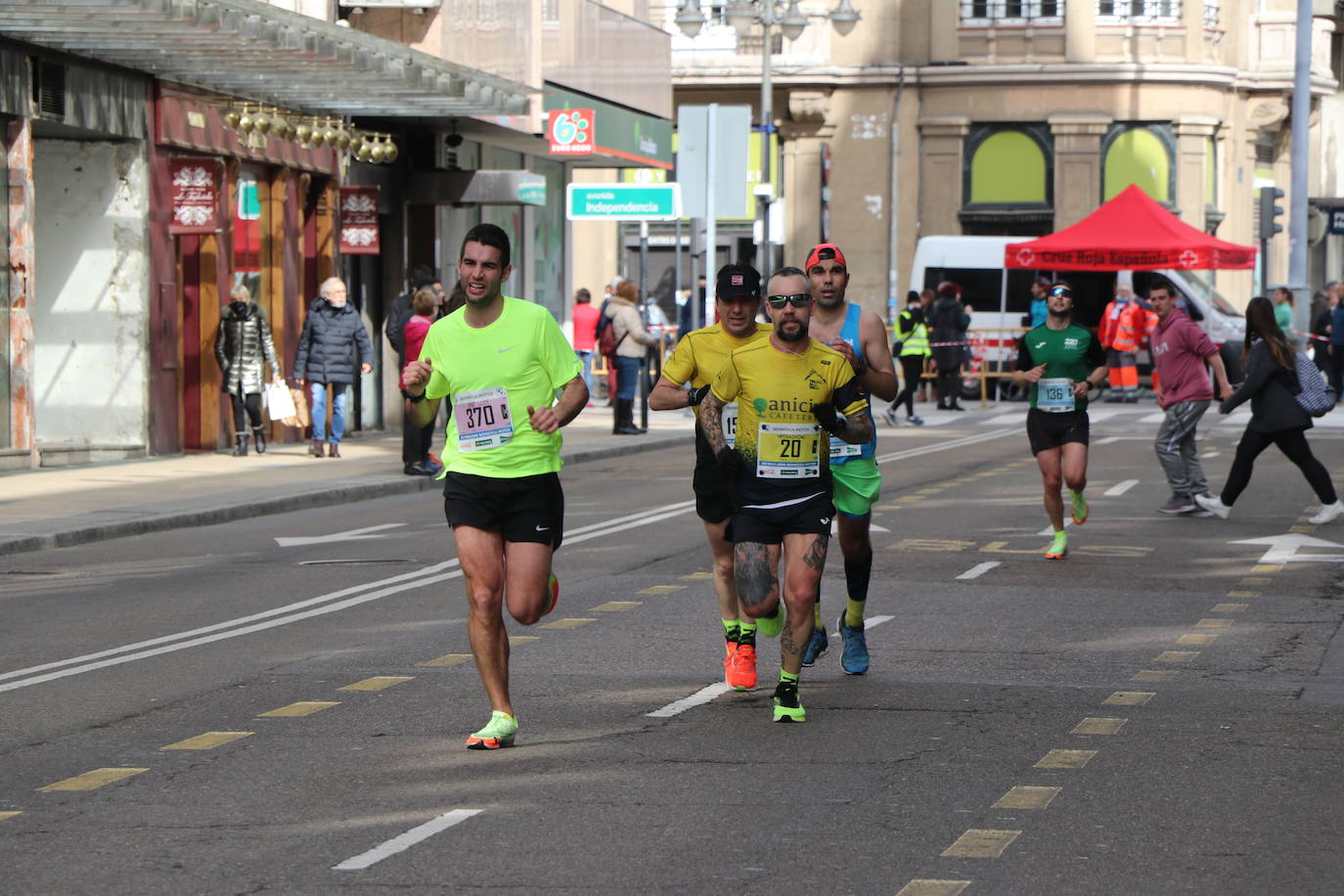 Últimos metros antes de afrontar la recta final, con los corredores buscando los mejores puestos.
