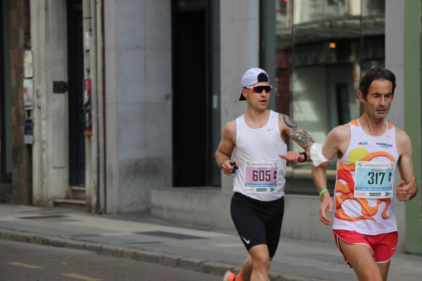 Últimos metros antes de afrontar la recta final, con los corredores buscando los mejores puestos.