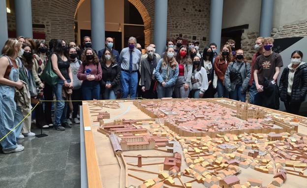 Galería. Foto de familia de los estudiantes junto a la maqueta de la ciudad de León.