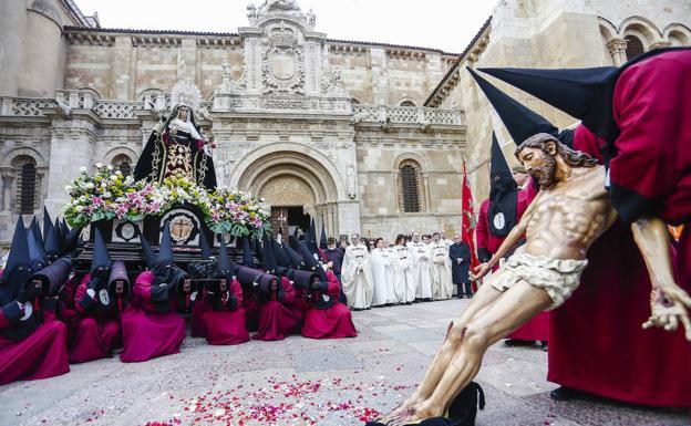 Momento en el que el Desconsuelo se inclina ante la figura del Desenclavo, recién bajado de la cruz.